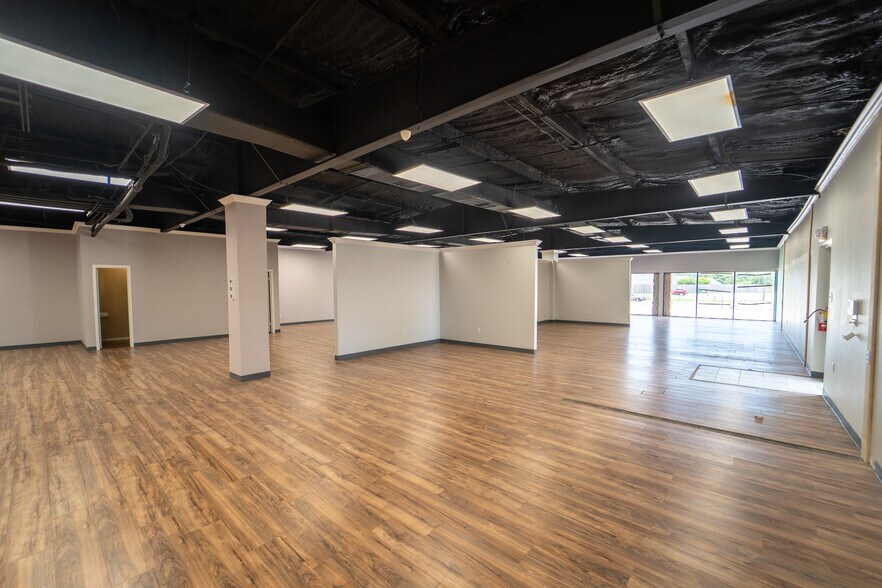 More Photos Of 6602 N Navarro St, Victoria General Retail For Sale