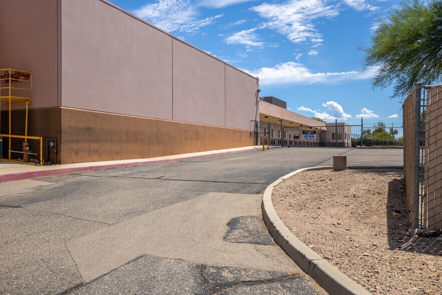 More Photos Of 4850 S Park Ave, Tucson Manufacturing For Lease