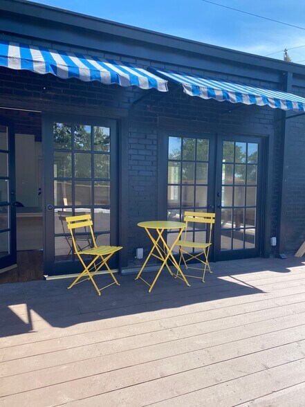 More Photos Of 1537 Singleton Blvd, Dallas Office For Lease