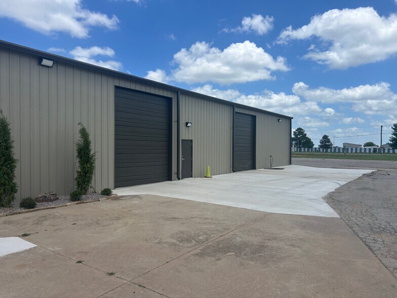 More Photos Of 2404 S Broadway St, Oklahoma City Flex For Lease