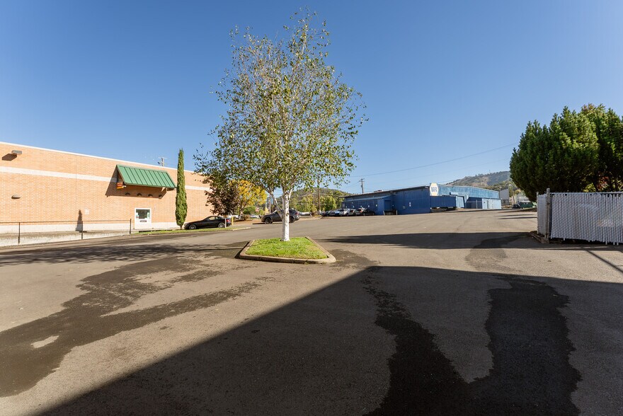 More Photos Of 1347 NE Stephens St, Roseburg Restaurant For Sale