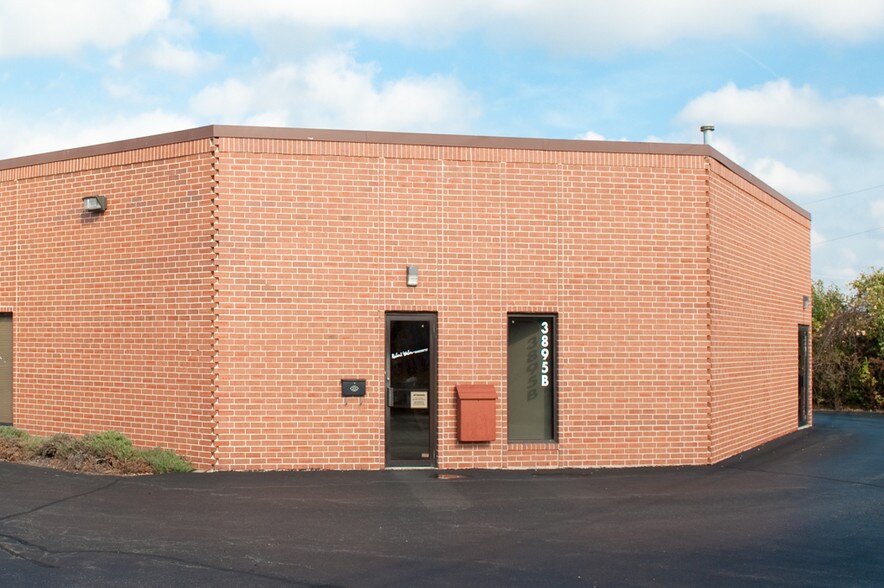 More Photos Of 3885 Industrial Ave, Rolling Meadows Warehouse For Lease