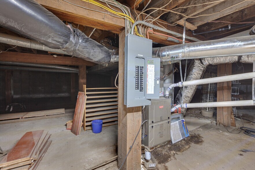 More Photos Of 6210 W Maine St, Spirit Lake Freestanding For Sale