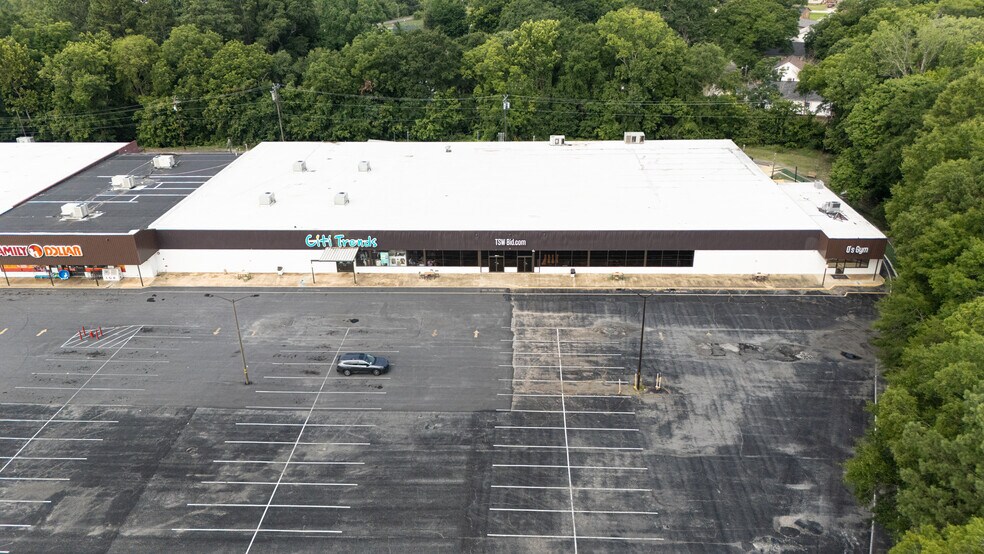 Primary Photo Of 2091 J A Cochran Byp, Chester Supermarket For Lease
