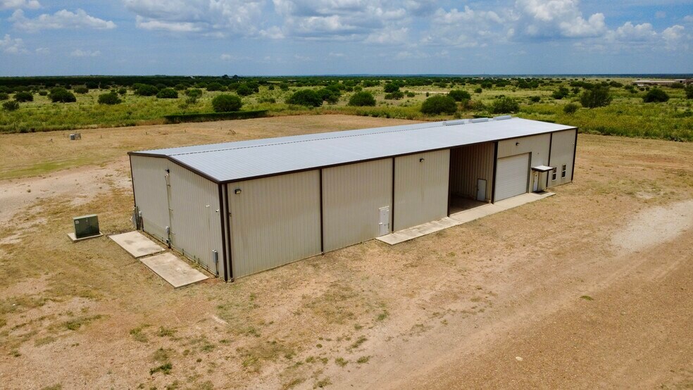 More Photos Of 13688 Interstate 35, Dilley Distribution For Sale