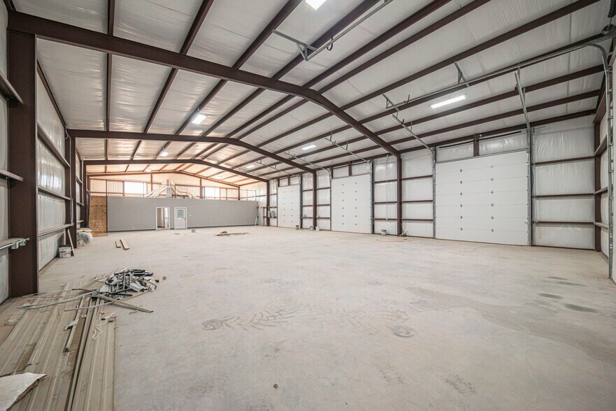 More Photos Of 14010 W Silver Fox Trl, Odessa Warehouse For Lease