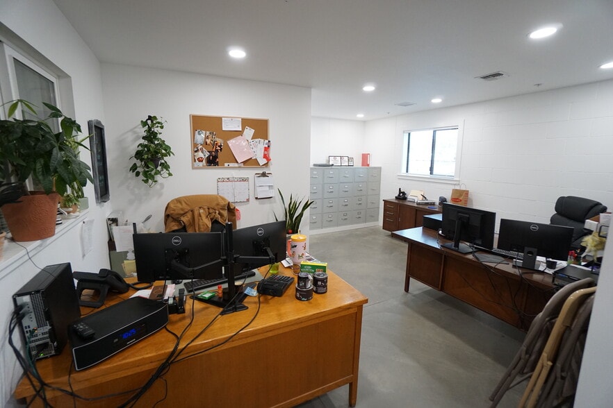 More Photos Of 104 Butterfield Rd, Yakima General Retail For Sale