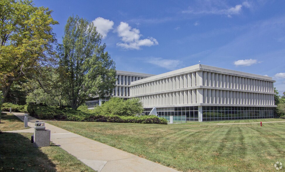 More Photos Of 700 Quaker Ln, Warwick Office For Lease