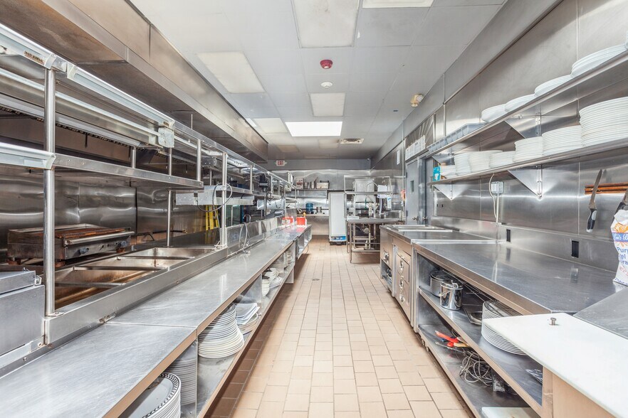 More Photos Of 4011 Hempstead Tpke, Bethpage Restaurant For Sale