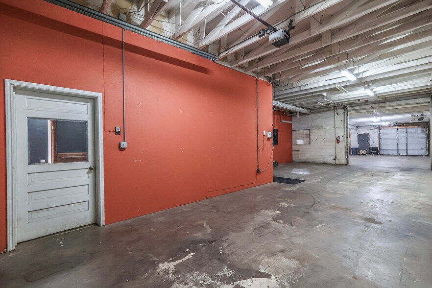 More Photos Of 3209 34th St, Lubbock Flex For Lease