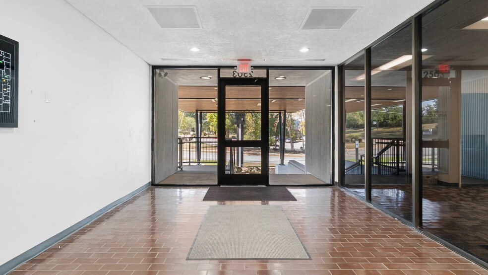 More Photos Of 2503 Lake Rd, Huntsville Office For Lease