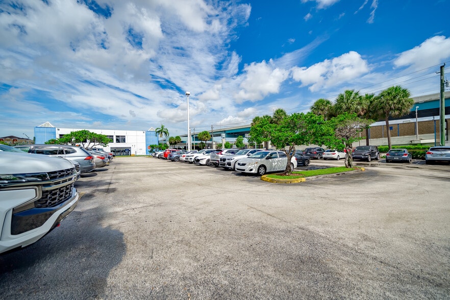 More Photos Of 7500 NW 25th St, Miami Office For Sale