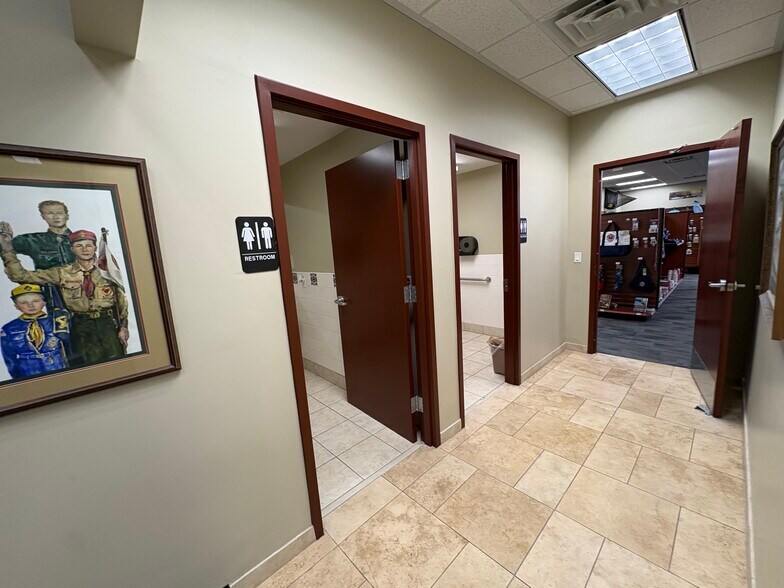 More Photos Of 1351-1355 W 800 N, Orem Showroom For Lease