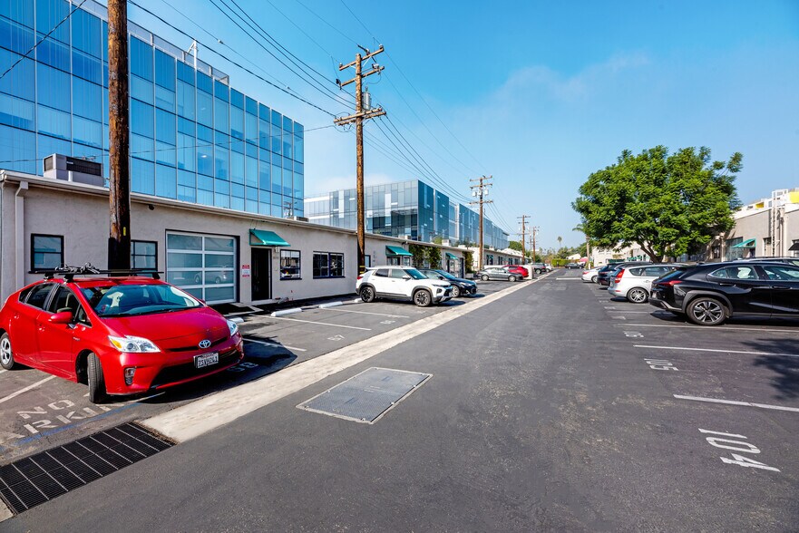 More Photos Of 2842-2912 Colorado Ave, Santa Monica Flex For Lease
