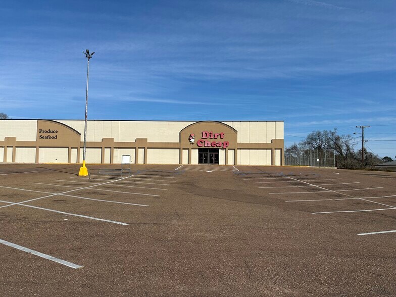 More Photos Of 261 Devereaux Dr, Natchez Freestanding For Lease