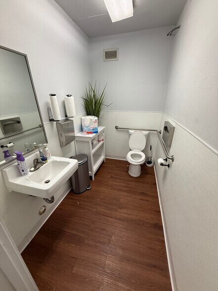 More Photos Of 114 S Coast Hwy, Oceanside General Retail For Lease