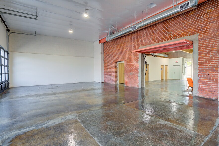 More Photos Of 2616 W Jefferson Blvd, Los Angeles Showroom For Sale