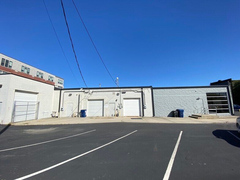 More Photos Of 1340 N Illinois St, Indianapolis Showroom For Lease