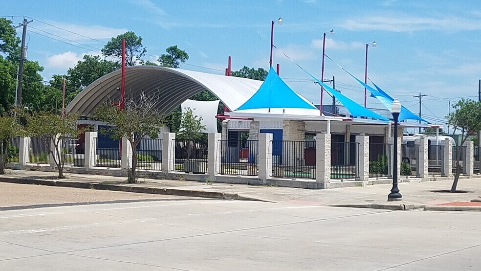 More Photos Of 622 6th St N, Texas City Bar For Lease