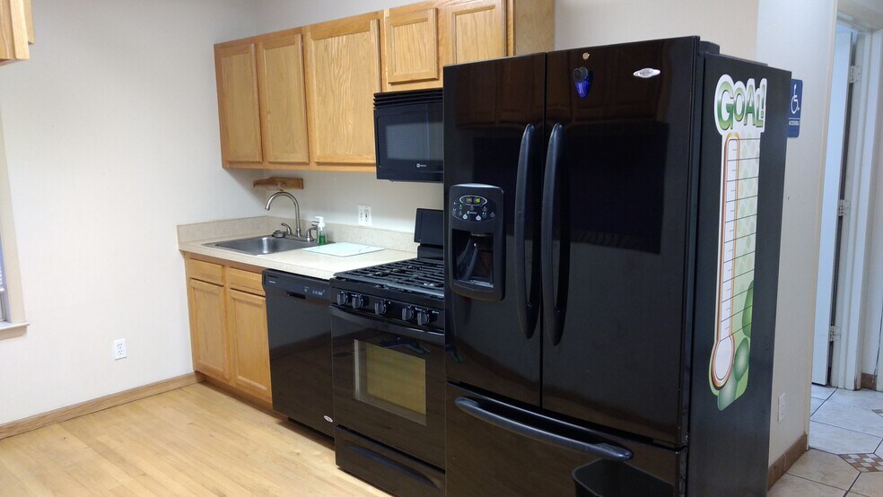 More Photos Of 3990 W Walton Blvd, Waterford Medical For Lease