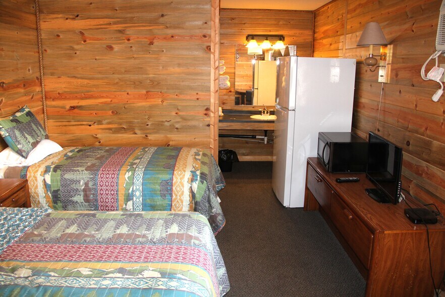 More Photos Of 720 S Main St, Kimball Hotel For Sale