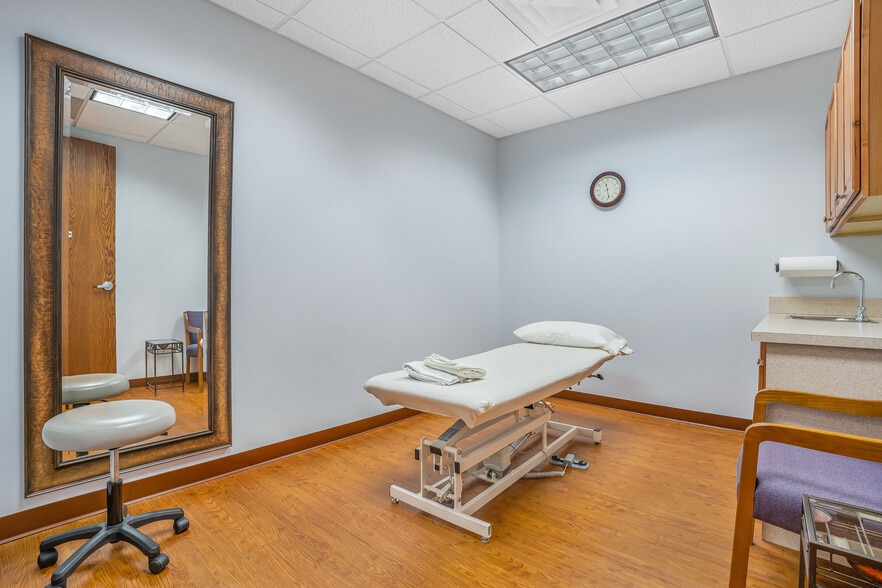 More Photos Of 1 TransAm Plaza Dr, Oakbrook Terrace Office For Sale