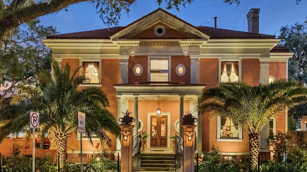 More Photos Of 119 E 37th St, Savannah Restaurant For Sale