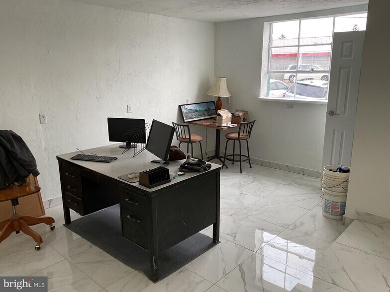 More Photos Of 1880 W Market St, York Storefront Retail Office For Sale