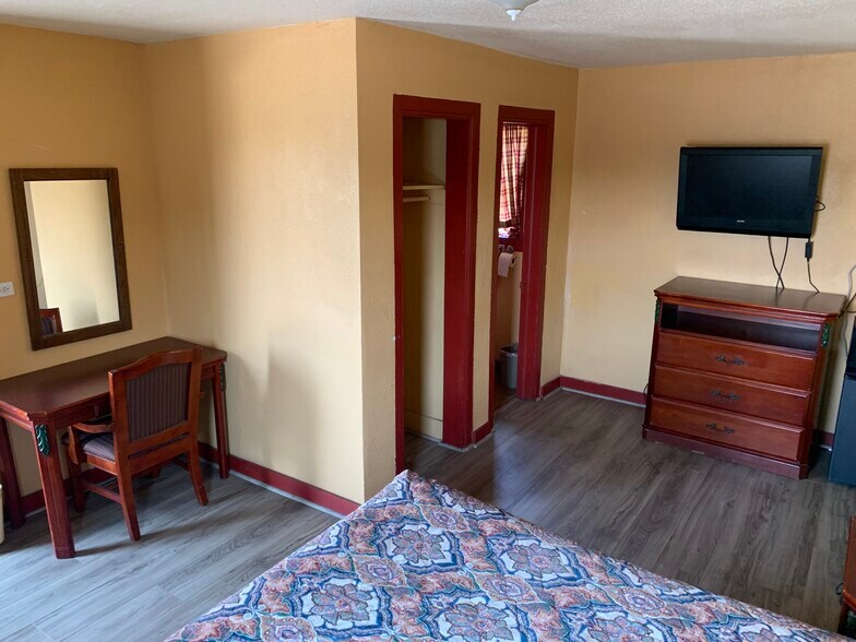More Photos Of 1041 Westpoint Ave, Colorado City Hotel For Sale