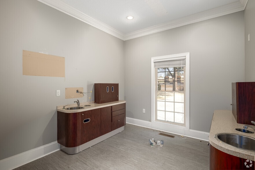More Photos Of 501 Griffin Ave, Eastman Office For Sale