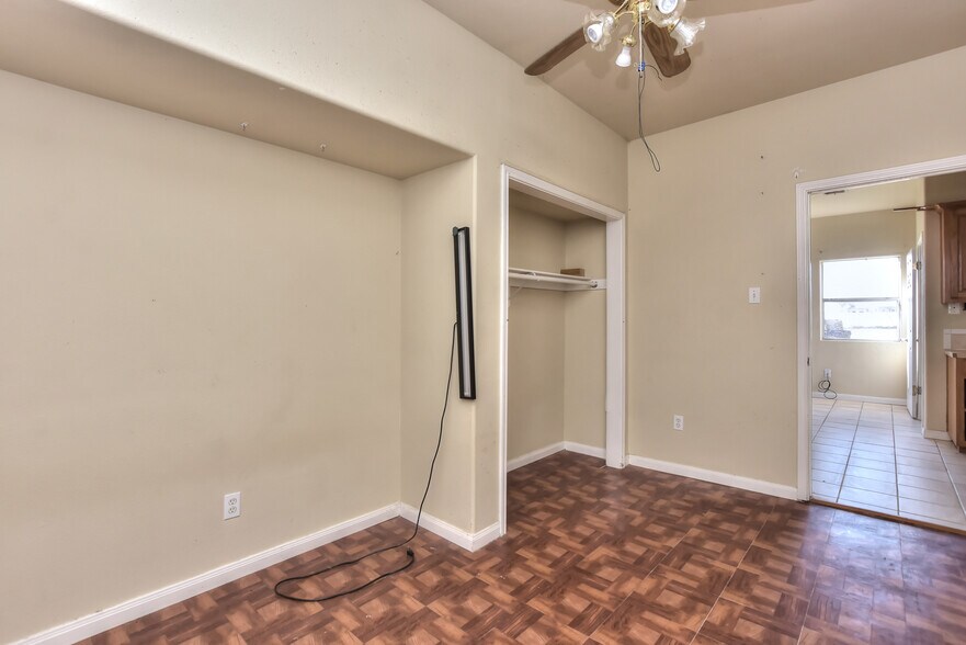 More Photos Of 4159 E University Ave, Georgetown Light Manufacturing For Sale