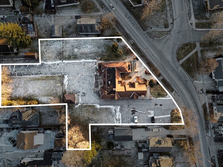 More Photos Of 302 N Trumbull St, Bay City Hotel For Sale