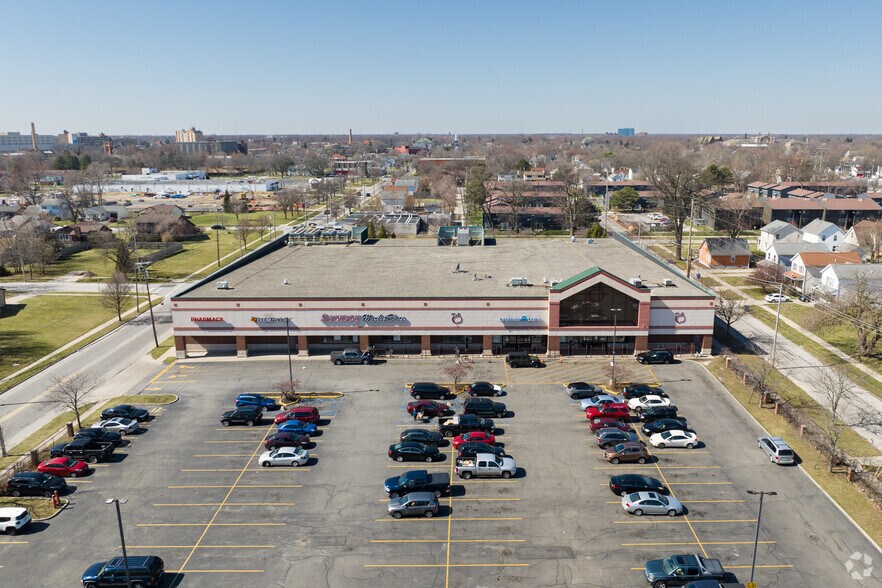 More Photos Of 1707 Cherry St, Toledo Supermarket For Lease