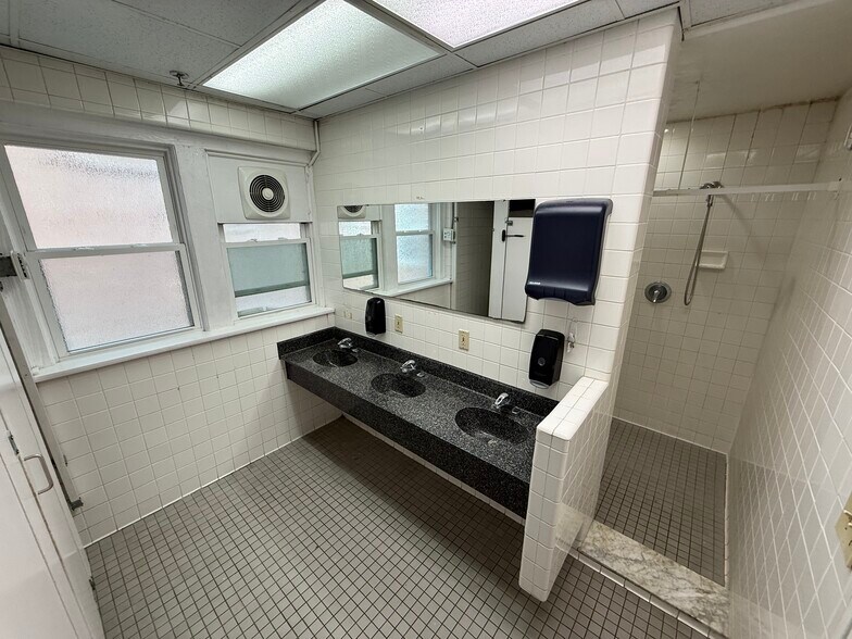 More Photos Of 1002 W University Ave, Gainesville Specialty For Sale