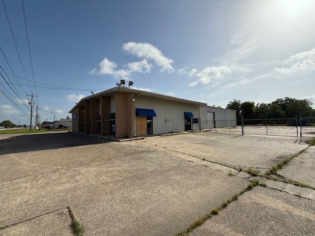 More Photos Of 1417 S Velasco St, Angleton Service For Sale