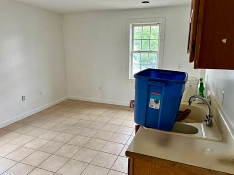 More Photos Of 44 Ellsworth St, Worcester Light Distribution For Sale