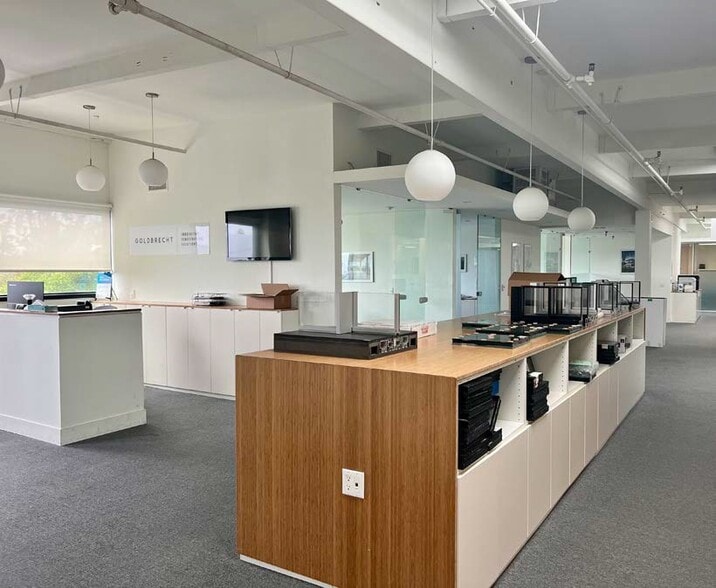 More Photos Of 5701 Buckingham Pky, Culver City Warehouse For Lease