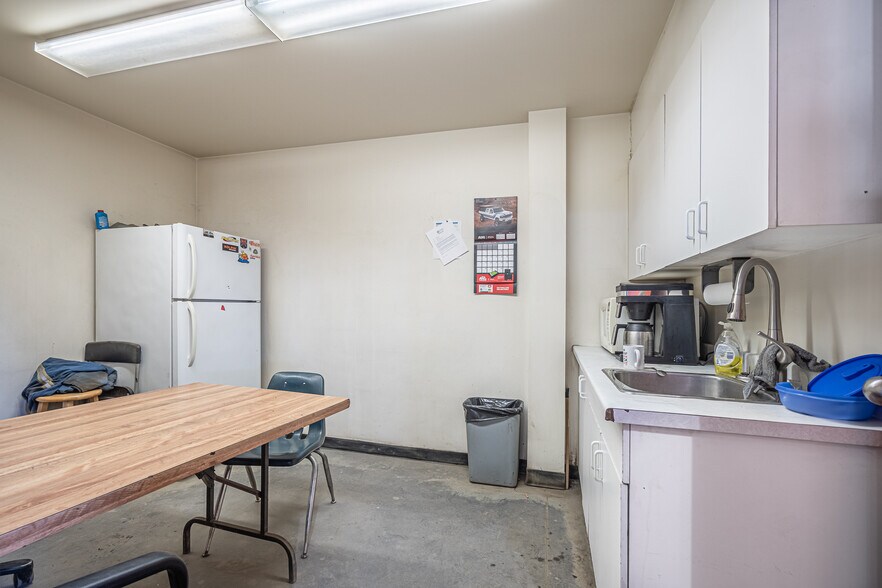 More Photos Of 6006 53 Av, Lloydminster Warehouse For Sale