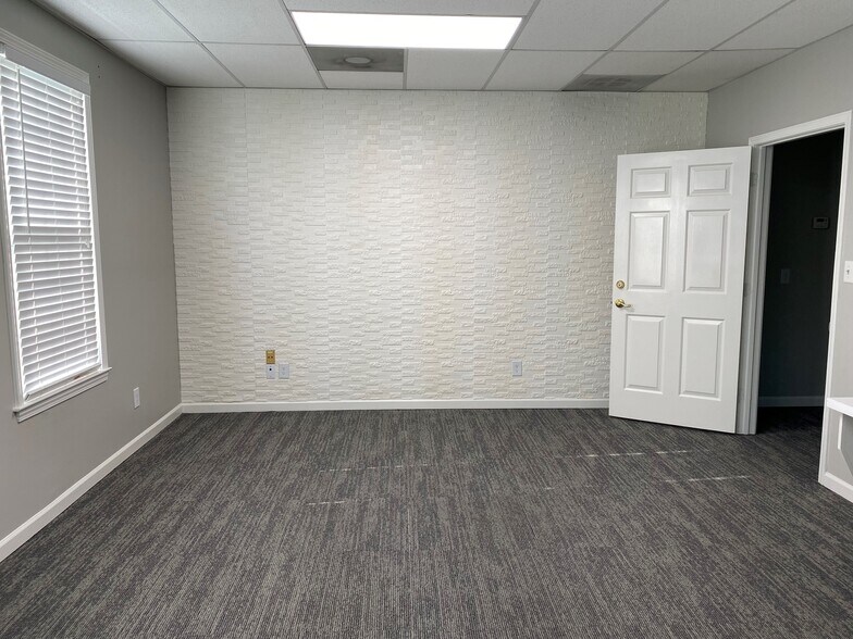 More Photos Of 690 Village Trce NE, Marietta Office For Lease
