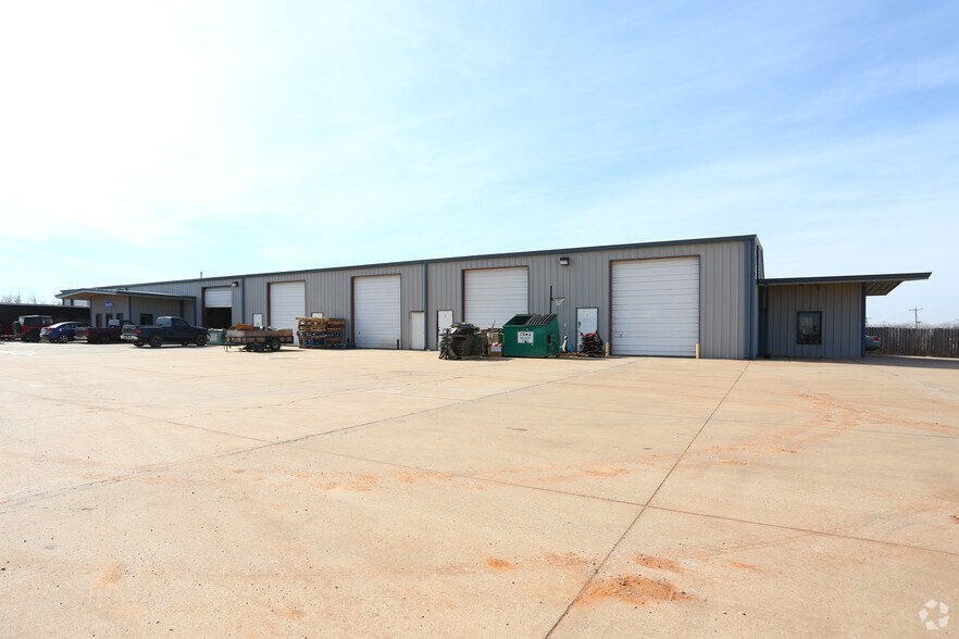 More Photos Of 660 W SW 59th St, Mustang Warehouse For Lease