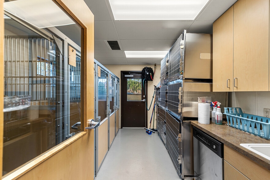 More Photos Of 10 N Chelan Ave, Wenatchee Veterinarian Kennel For Lease