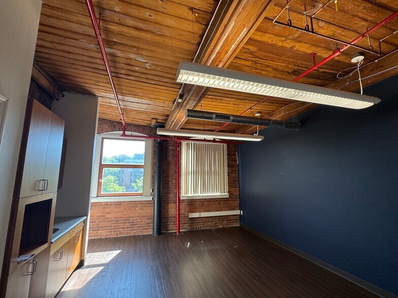 More Photos Of 354 Birnie Ave, Springfield Medical For Lease