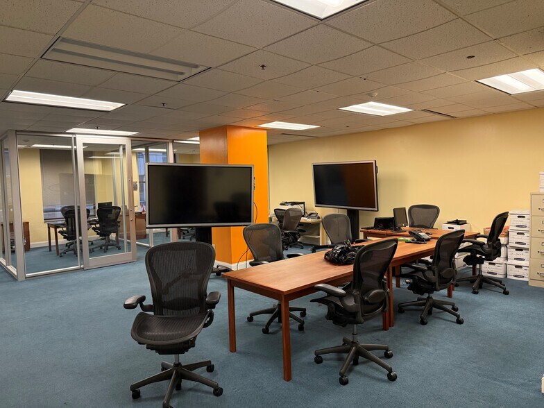 More Photos Of 211 W Wacker Dr, Chicago Office For Sale