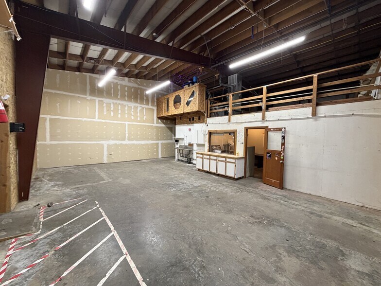 More Photos Of 3001 SW Highway 101, Lincoln City Warehouse For Lease