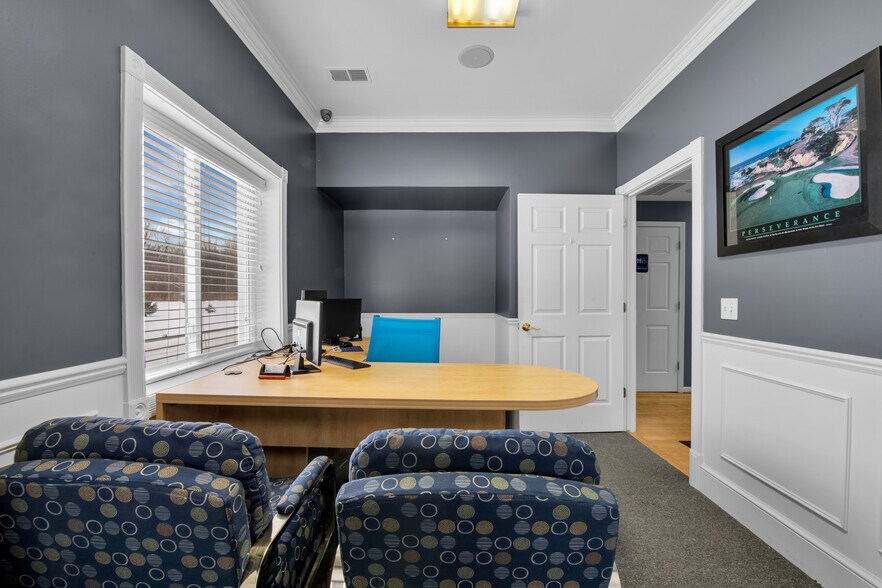 More Photos Of 3048 W Clarkston Rd, Lake Orion Office Residential For Lease