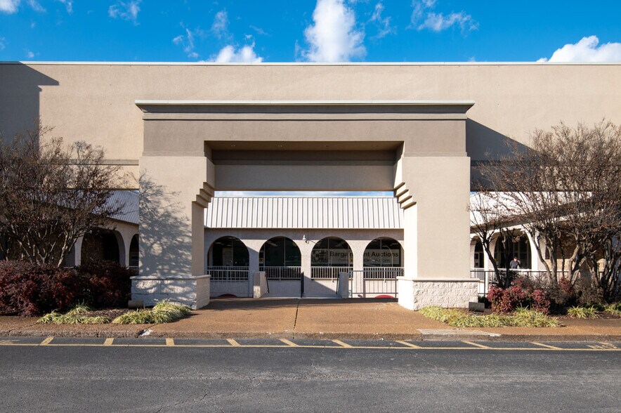 More Photos Of 500 W Main St, Hendersonville Freestanding For Lease