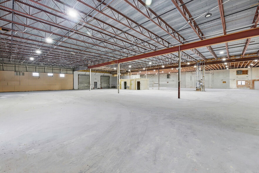 More Photos Of 657 NE Dixie Hwy, Jensen Beach Warehouse For Lease