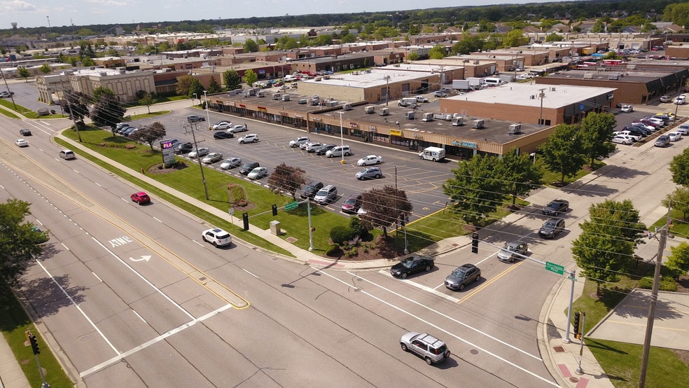 More Photos Of 678-700 Bonded Pky, Streamwood Light Distribution For Lease