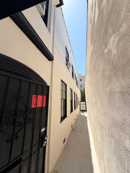 More Photos Of 1315-1317 Westwood Blvd, Los Angeles Office For Lease