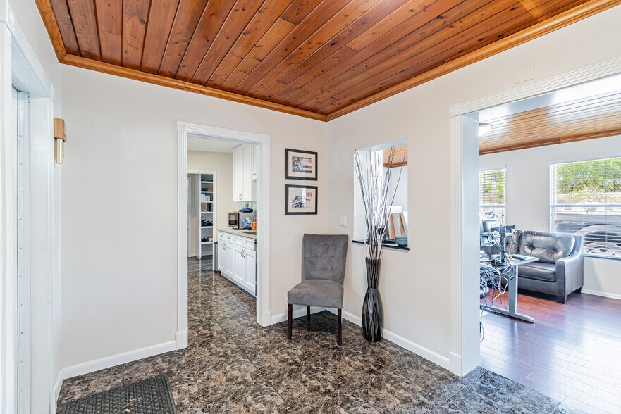 More Photos Of 110 Crenshaw Lake Rd, Lutz Office For Lease